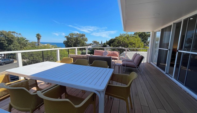 Coastal Views Pet Friendly Retro in Carrickalinga - 7 Beds, 2.5 Bath, 10 guests