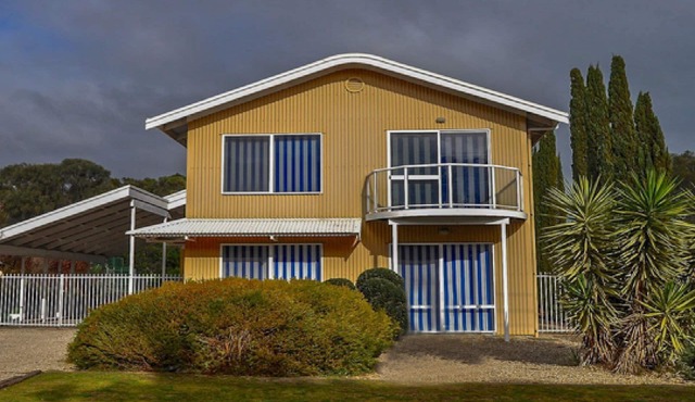 Collett is an Esplanade Property with views towards Dutton Heads and Long Beach