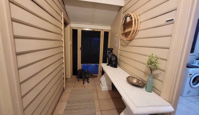 COLLIE RETREAT Large 1925 home 5 minute walk to town 2 toilets