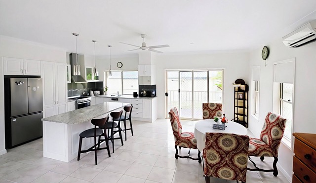 Comfortable 2-Bedroom Unit with A/C, Kitchen, and Large-Screen TV — Plus Parking