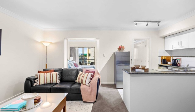 Comfortable City Apartment by Kings Park | Free Parking