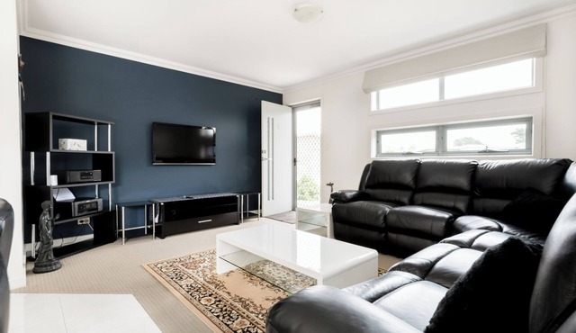 Comfortable Home 10 Minutes from CBD Wifi & Garage
