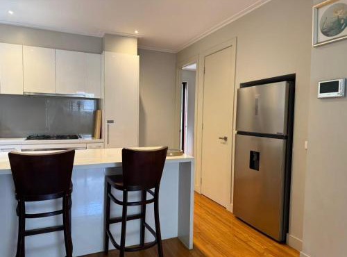Comfortable Private Room in Kew East Townhouse - Shared Bath - Free Street Parking - Family-Friendly