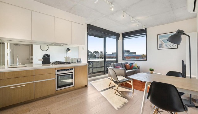 Comfy 2-Bed Balcony Unit near Iconic Chapel St