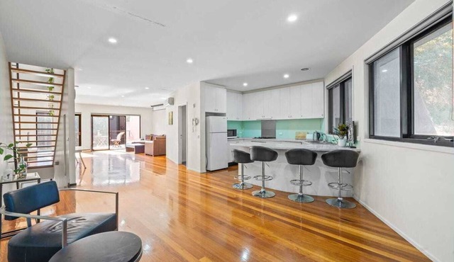 Comfy 3-bedroom building in St Kilda with fitness room, WiFi