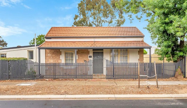 Comfy Heritage Cottage in Gawler South, spacious with 3 bedrooms and close to city train, shops and dining