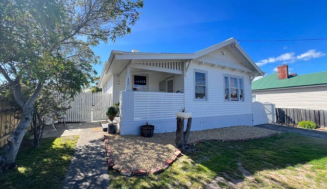 Comfy home within walking distance to beach, restaurants and Blunderstone area.
