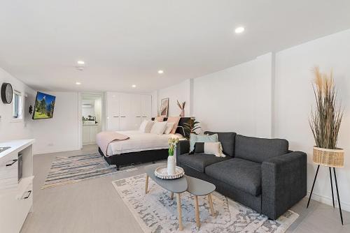 Comfy Studio near Racecourse, Dining & CBD Trains