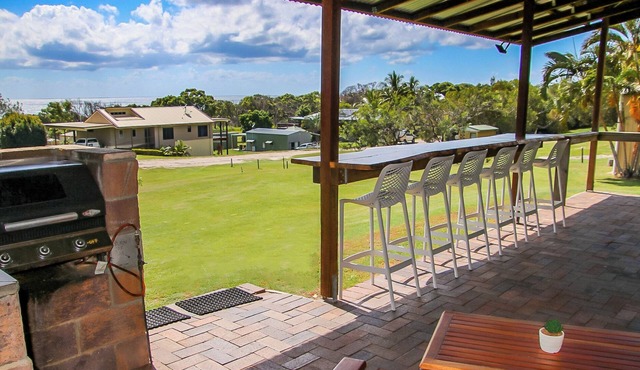 Comfy, well equipped shed house with Ocean views. Island Time, Orchid Beach.
