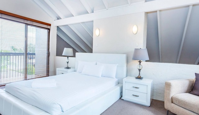 Como Mezzanine Retreat