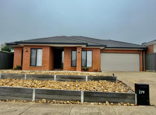 Connecting Palms - Doreen - Luxury Holiday Home with 4 x Extra Large Bedrooms!