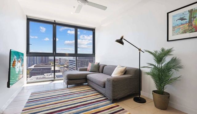 Contemporary 1-Bed with Pool Near Brisbane River