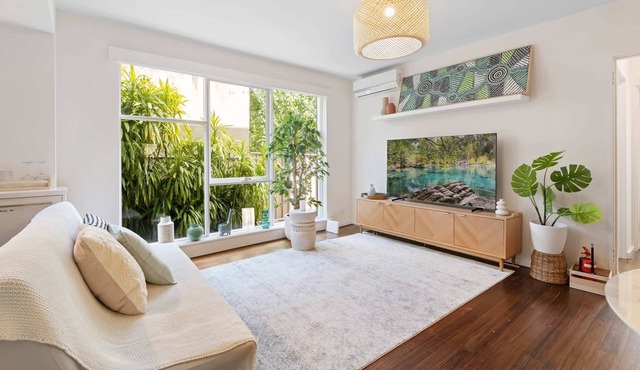 Contemporary 1-Bed Unit Near Chapel St