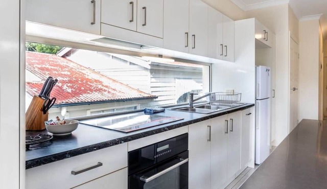 Contemporary 2BR Escape: Upper-Level Sanctuary