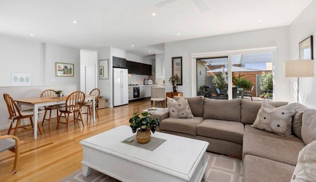 Contemporary Edgewater Oasis Short Walk to Beach