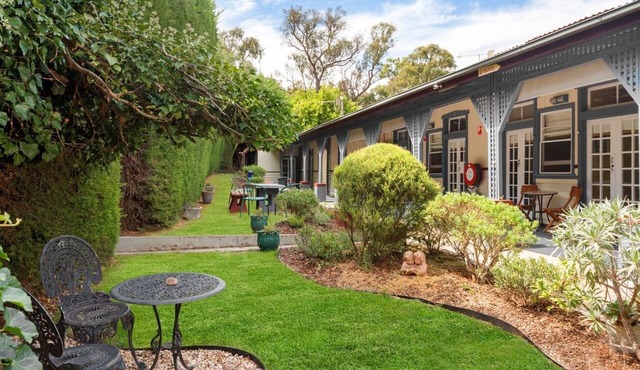Continental House - A large historical 13 Bedroom house built in 1920s