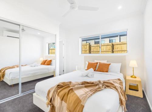 Convenient Brandnew 4 Beds House, 5 mins to mall