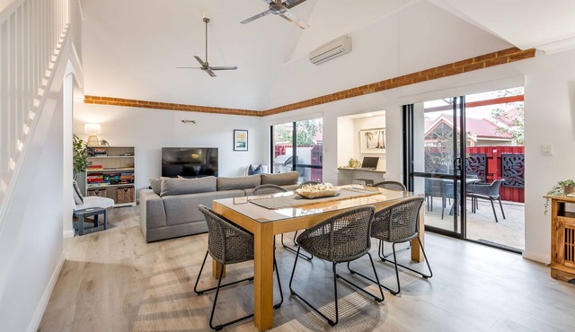 CONVENIENTLY LOCATED 250M (APPROX) TO THE EXQUISITE SHORES OF GEOGRAPHE BAY