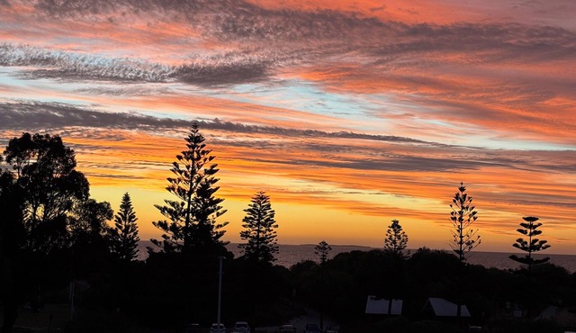 Coogee Beach House. Sunsets and yellow sand. 2 minutes to the ocean.