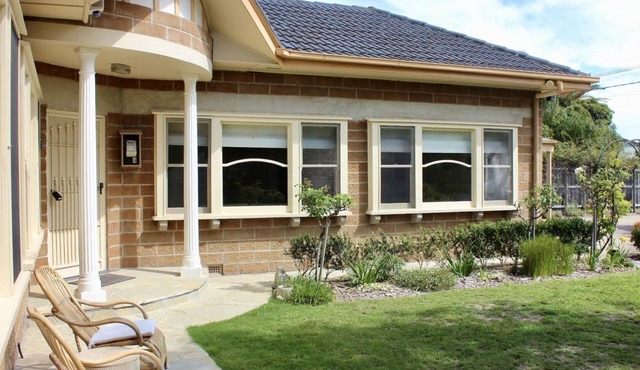 Coral Rose Cottage - close to beach & shops