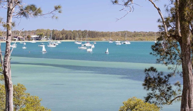 Corlette Waterfront, 2/44 Danalene Parade - Waterfront Luxury, WIFI, Aircon, Boat Parking