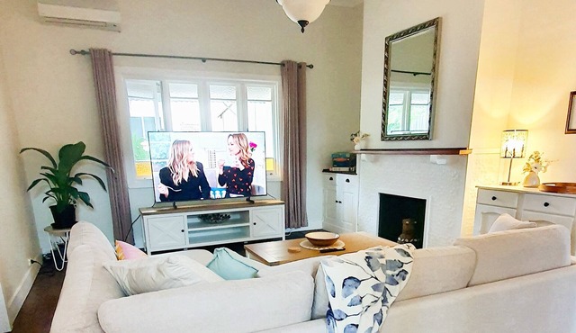 Cosy, 1930's Country Style Cottage, Walking Distance From Town.