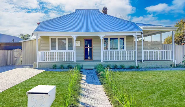 Cosy 1935 Broadway Cottage Airport/CBD/Train/Cafes/Wineries Nearby