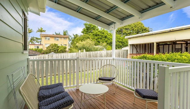 Cosy 2-Bed with Private Deck, 400m From Beach