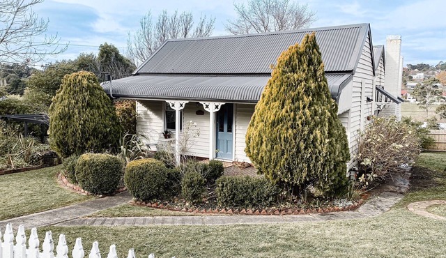 Cosy and authentic 1870s miner's cottage - Views, fire, stroll into town