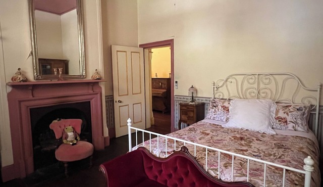 Cosy and comfortable riverside homestead in Bridgetown - sleeps up to 14 guests.