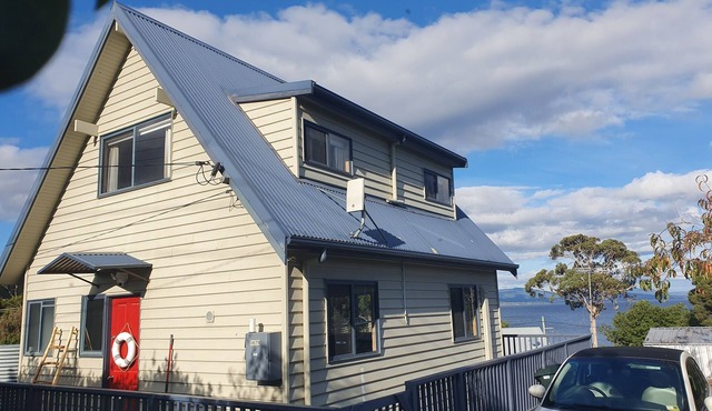 Cosy beach cottage at Verona Sands, hot tub/island views & dog-friendly beach