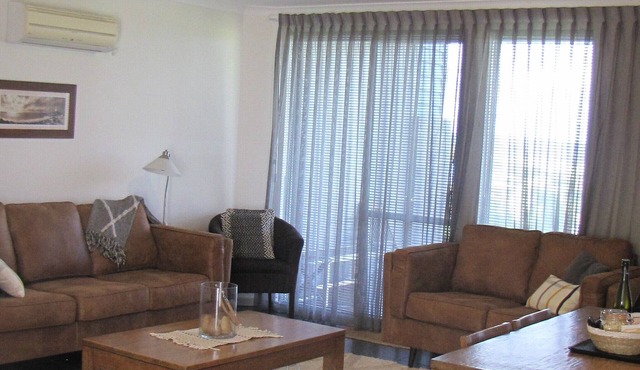 Cosy Corner Seaview Apartment with Stunning Ocean Views!
