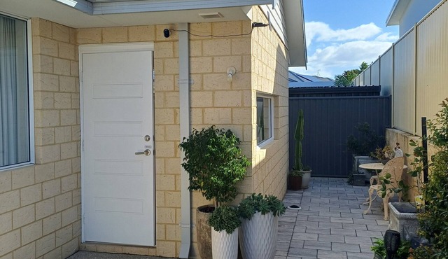 Cosy granny flat only 2 minute walk to beach with off street parking