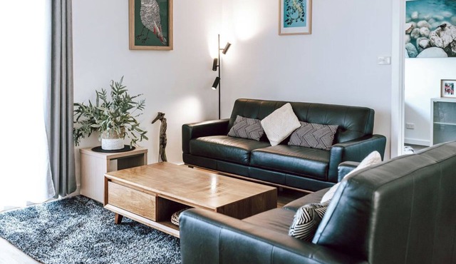 Cosy House, Close to Town with Views of the Bay