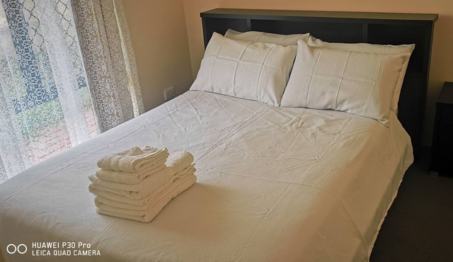 Cosy Kelmscott Holiday Home Full airconditioned bedrooms for your comfort