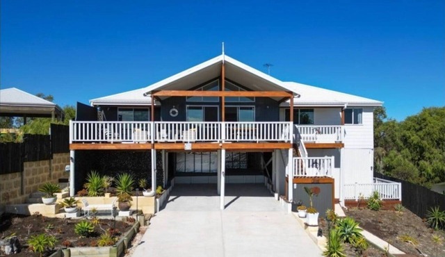 Cosy Lakeside Beach Retreat, lake views, pet friendly, sleeps 8, fishing, 4WD