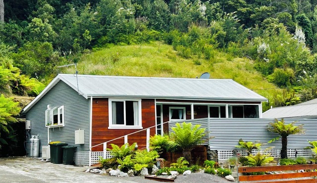 Cosy retro renovated cottage with mountain setting out back