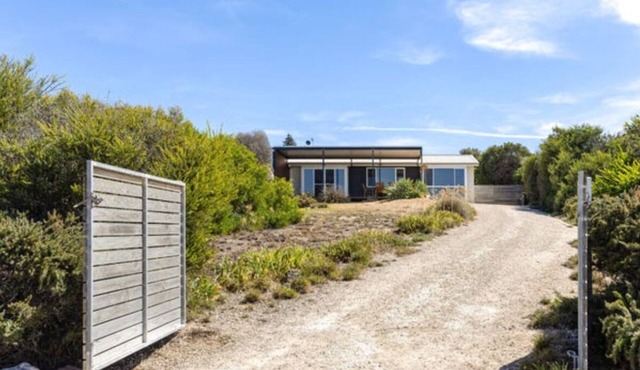 Cosy Shack 2 Min to Middleton Beach. Family/Pet Friendly with Deck, Wifi & Linen