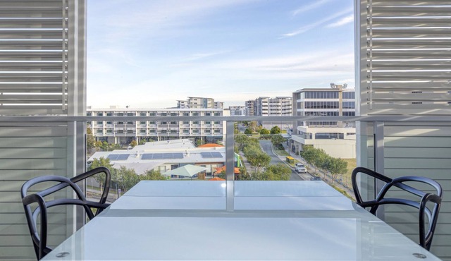 Cosy Studio Apartment with Balcony Seating