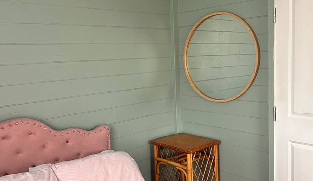 Cosy upstairs cottage by the sea, walk to the local hotel , bay and beach