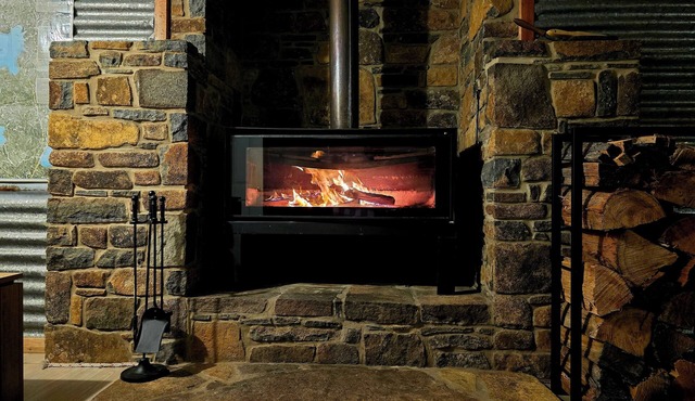 Cosy water view cabin in amongst the pristene wilderness of Central Highlands