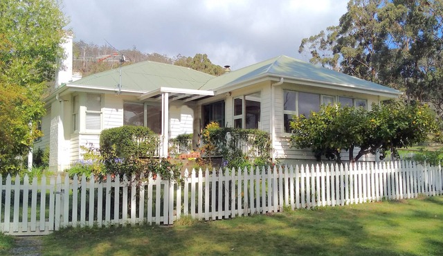 Country Cottage Accommodation overlooking Huon River