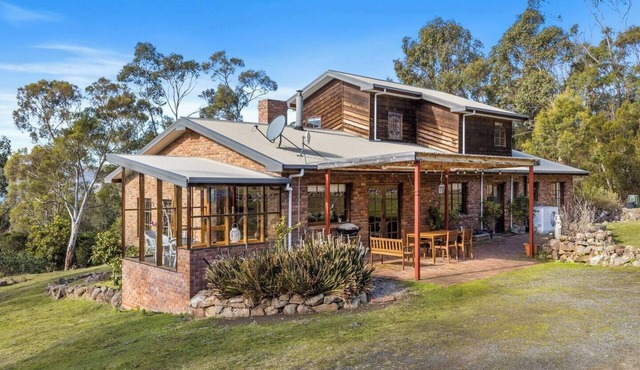Country style Stunner Bushland Peace and Privacy