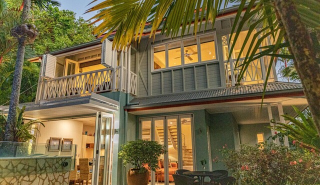 Courtyard On Murphy Tropical Oasis in Town