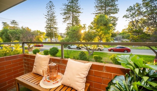 Cozy 1-Bed Apartment in Mosman Park with Ocean Views and Modern Décor