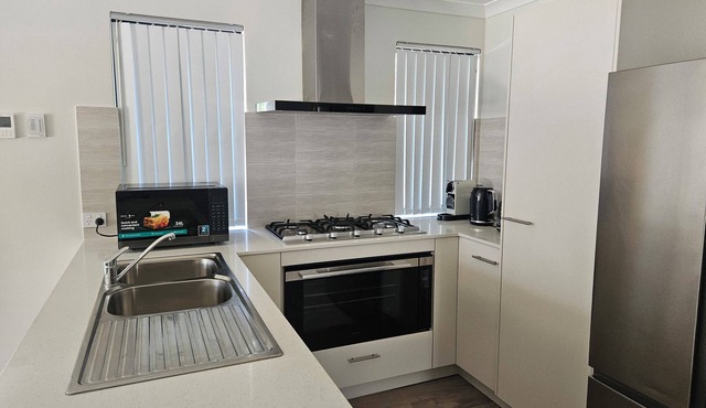 Cozy and Compact 4-bedroom house with WiFi, AC in charming Rivergums Baldivis