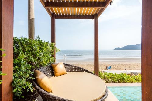 Cozy Beachfront Samroiyod in Hua Hin