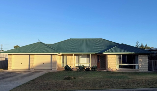 Cozy Coastal Escape | BBQ, Pool Table & Courtyard - Pet- Friendly!