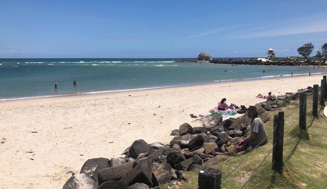 Cozy Currumbin Beach Shack - Pet Friendly