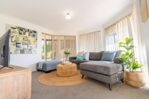 Cozy Home with Ocean View & Sunset- Walk to Falcon Beach